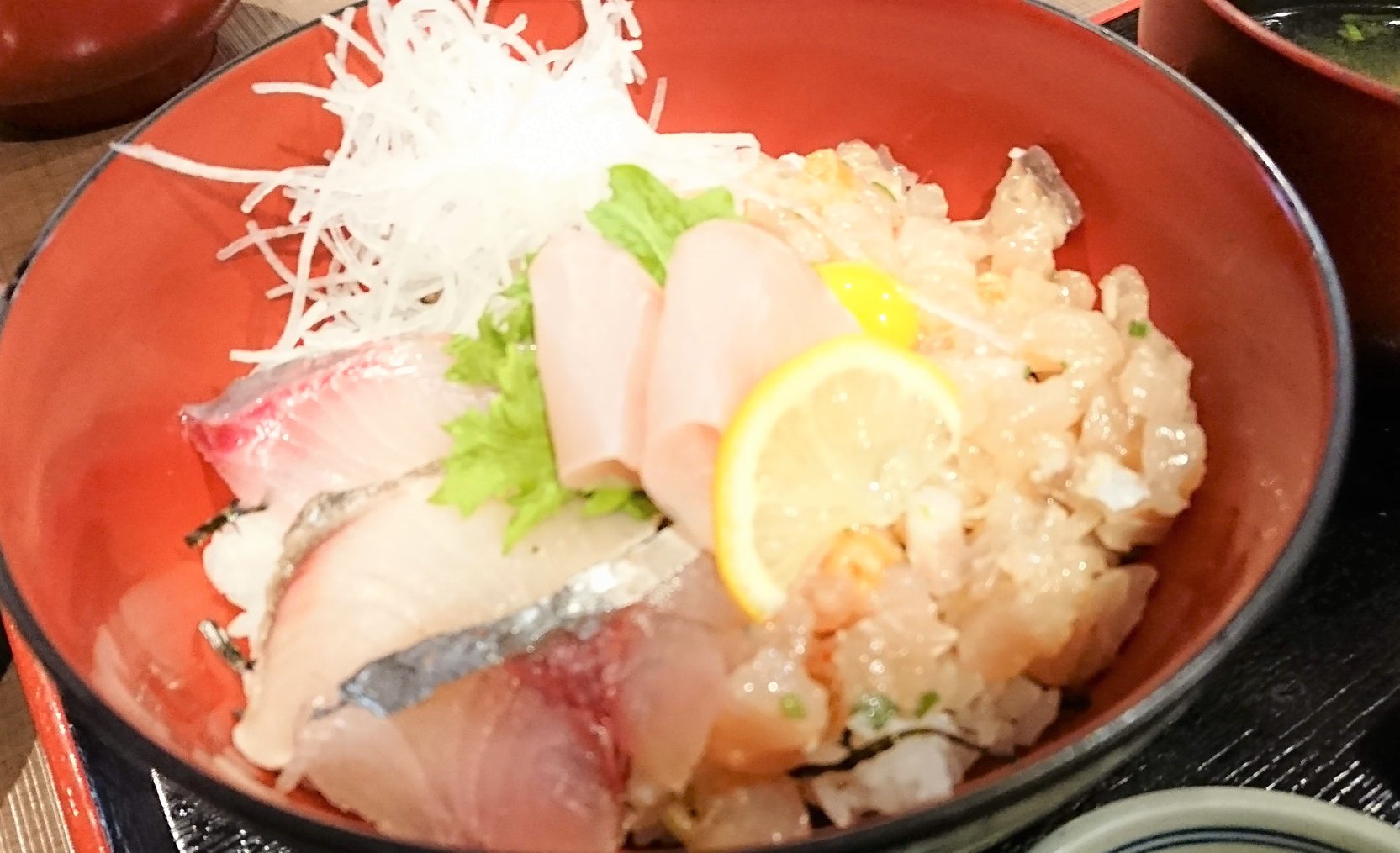 能登島の道の駅で味わう絶品の海鮮丼が大人気の「大漁屋」【道の駅のとじま交流市場内1階】