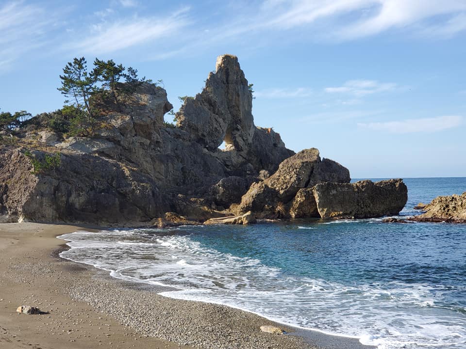 写真撮影スポット「窓岩」は日本海の荒波が作った芸術【輪島市　曽々木海岸】