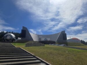 海の見える丘からガラス芸術を発信する「石川県能登島ガラス美術館」|七尾市