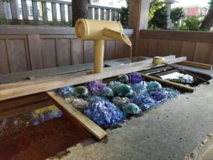 紫陽花の時期限定！重蔵神社の手水舎の美しい花手水【輪島市】