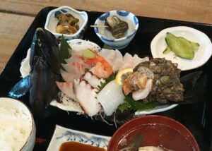 海が目の前！刺身、炭火焼の牡蠣が楽しめる 「なぎさガーデン」｜穴水町