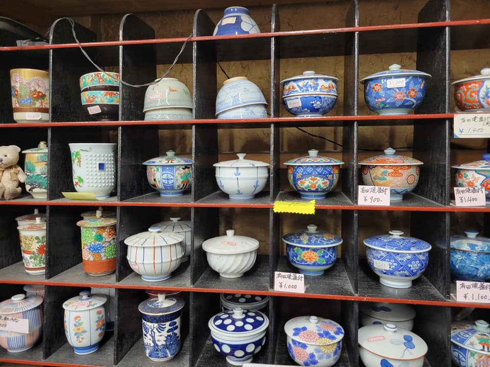 「大岩陶器店」の多様な陶磁器！業務用からレトロなブタ貯金箱まで！【七尾市】